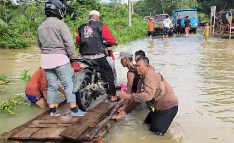 Salah satu kondisi jembatan di jalur alternatif PALI-Mura yang direndam banjir dan sulit untuk dapat dilalui kendaraan. (Eko Jurianto/RMOLSumsel.id)
