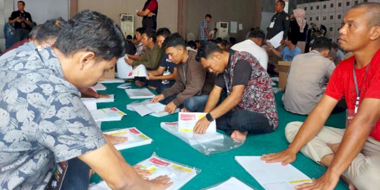 Proses penyortiran dan pelipatan surat suara yang dilakukan serentak di 17 kabupaten/kota di Sumsel. (ist/rmolsumsel.id)