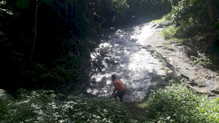Air terjun dadakan mengalir dengan jernih di tebing di kaki Bukit Sulap. (ist/rmolsumsel.id)
