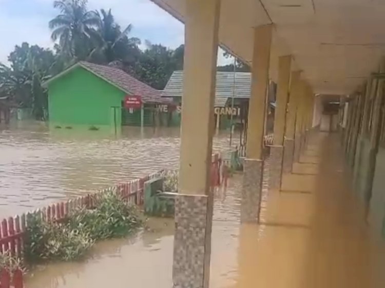 Sebanyak 31 sekolah di Kabupaten Muratara terendam akibat banjir bandang yang menyerang wilayah tersebut, Kamis (11/1/2024) lalu. (ist/rmolsumsel.id) 