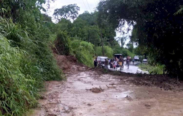 Longsor di  jalan Tebing Tinggi - Talang Padang/ist