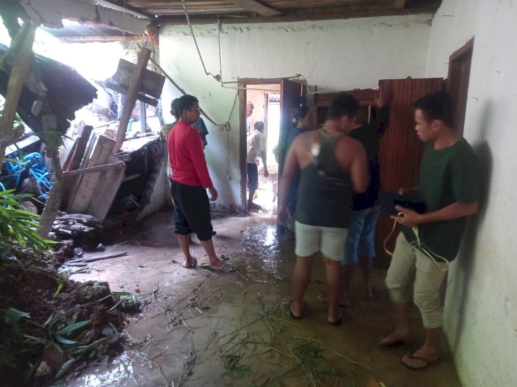 Satu unit rumah warga Desa Ulak Mengkudu rusak berat akibat bencana longsor di kawasan tersebut. (ist/rmolsumsel.id)