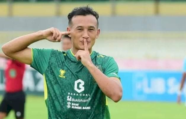 Selebrasi pemain SFC, Chenco Gyelthesen usai mencetak gol ke gawang Perserang Serang/ist