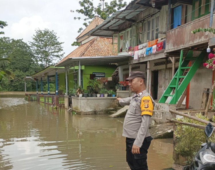 Banjir menggenangi pemukiman warga di wilayah Kecamatan Muara Kelingi, Kabupaten Musi Rawas. (ist/rmolsumsel.id)