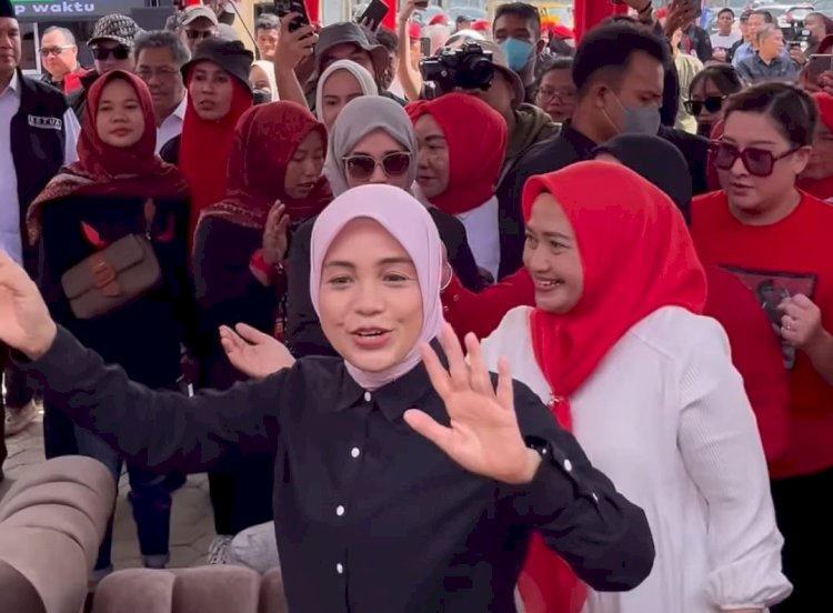Siti Atikoh saat menyambangi ribuan kader Posyandu di Kebon Gede, Kecamatan Ilir Barat 1 Palembang. (ist/rmolsumsel.id)