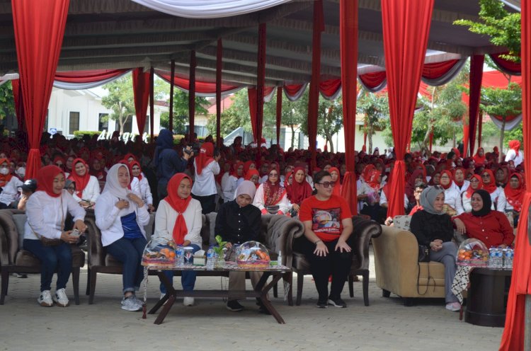  istri calon presiden (capres) Ganjar Pranowo, Siti Atikoh Supriyanti saat bersilaturahmi dengan ribuan petugas posyandu di Kebon Gede, Palembang,Jumat (12/1).(Ist/rmolsumsel.id)