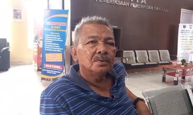  Herman (61) korban pengeroyokan anak kandung saat membuat laporan di Polrestabes Palembang, Sabtu (13/1). (Denny Pratama/RMOLSumsel.id)