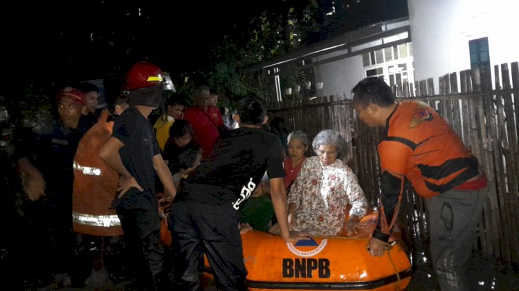 Petugas BPBD melakukan evakuasi korban banjir di Kota Prabumulih. (ist/rmolsumsel.id) 