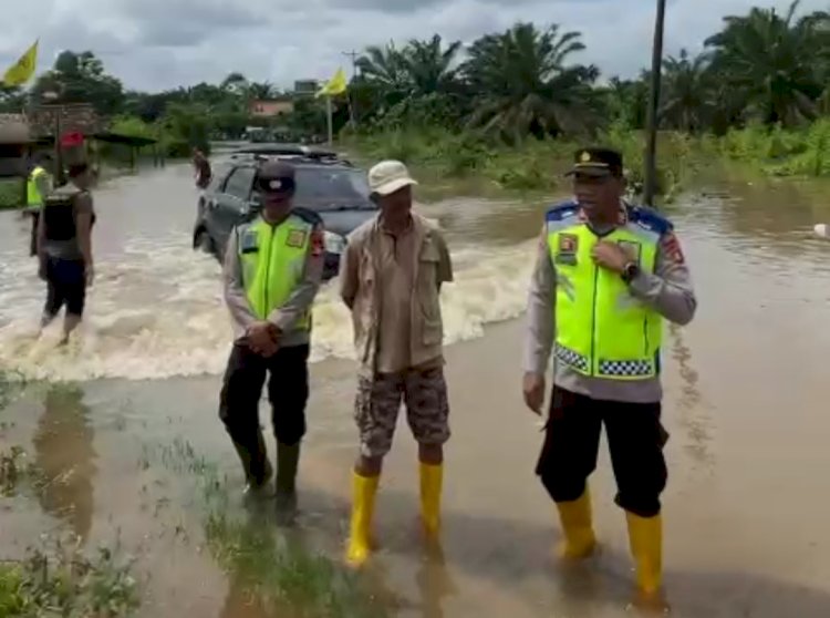 Banjir di wilayah Kecamatan Muara Lakitan menggenangi akses jalan lintas Musi Rawas-Muba/Foto:Polsek Muara Lakitan 