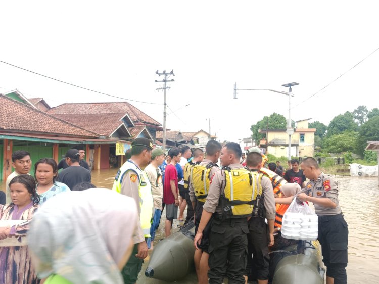 Polda Sumsel gelar operasi kemanusiaan bantu warga yang terjebak banjir di Muratara/ist