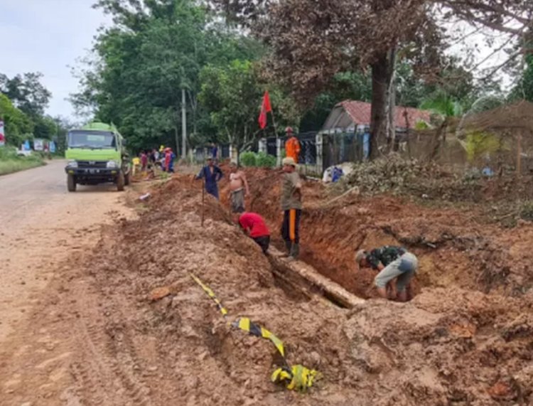 Penanganan kebocoran pipa Pertamina di Desa Benuang, Kecamatan Talang Ubi, Kabupaten PALI. (ist/rmolsumsel.id)