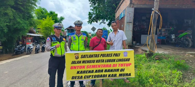 Anggota satlantas polres pali memasang peringatan kearah jalan alternatif PALI-Mura. (ist/rmolsumsel.id)