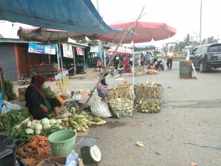 Pedagang di Muratara menggelar lapak di Jalinsum lantaran pasar yang biasa digunakan berjualan terserang banjir. (alam/rmolsumsel.id)