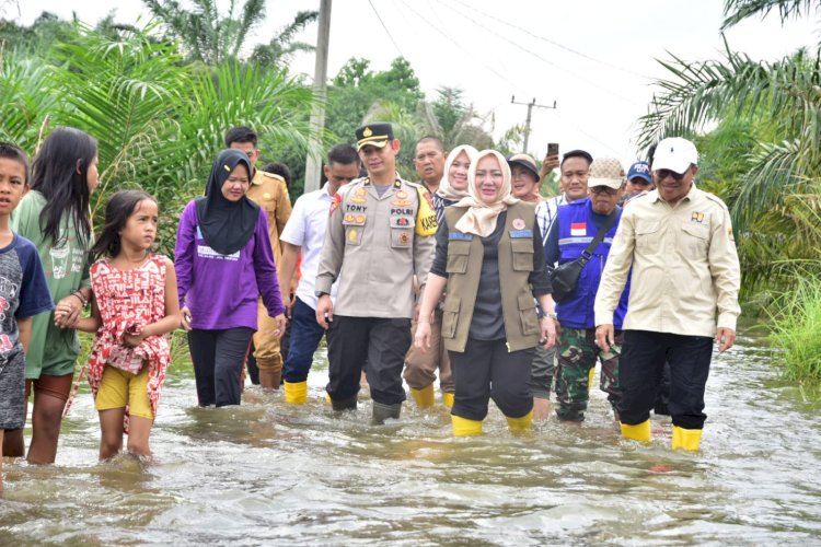 Bupati Kabupaten Musi Rawas, Ratna Machmud meninjau sekaligus menyerahkan bantuan kepada warga yang terdampak banjir di wilayah Kecamatan BTS Ulu Cecar/Foto: Polres Musi Rawas)