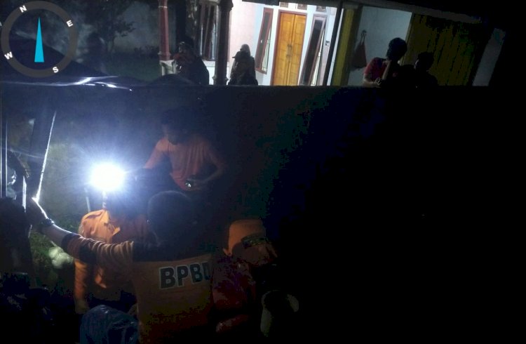 Petugas BPBD Pagar Alam mengevakuasi bocah hanyut di selokan/ist