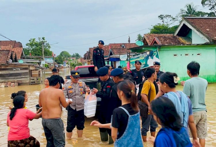 Sat Brimob Polda Sumatera Selatan memberikan nasi kotak kepada warga yang terdampak banjir di Kabupaten Muratara, Senin (15/1). (dok. Polda Sumsel)