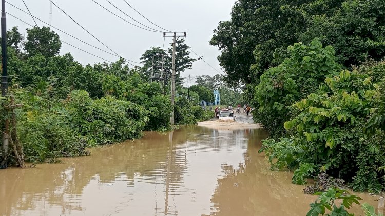 Mobil ambulance Puskesmas Kecamatan Muara Enim mencoba menerobos jalan yang tergenang banjir di Kampung 8 Kelurahan Muara Enim, Kecamatan Muara Enim (Noviansyah/RMOLSumsel.id)