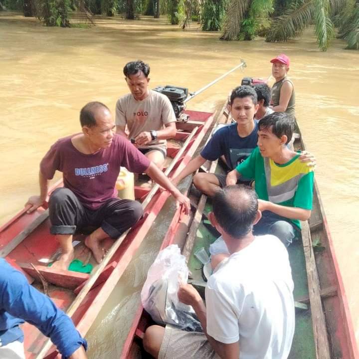 Bambang Hermanto yang sempat dikabarkan hanyut diseret arus sungai ditemukan dalam kondisi selamat setelah menyelamatkan diri dengan naik ke pohon sawit.(dok. Polres Musi Rawas)