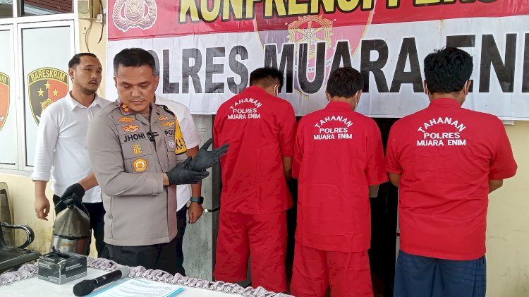 Ketiga orang tersangka dihadirkan pada konferensi pers di depan gedung Satreskrim Polres Muara Enim (Noviansyah/rmolsumsel.id).