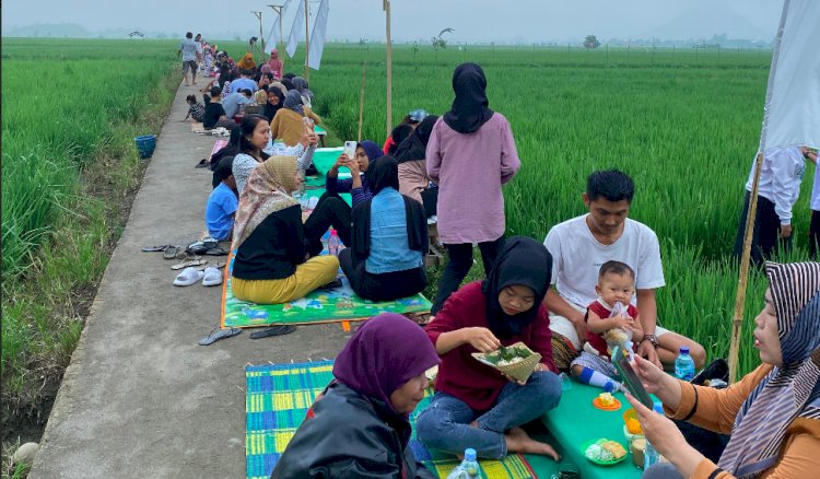 Wisata kuliner ditepi sawah di Kabupaten Musi Rawas yang tengah hits dan ramai dikunjungi.(dok. Warga)
