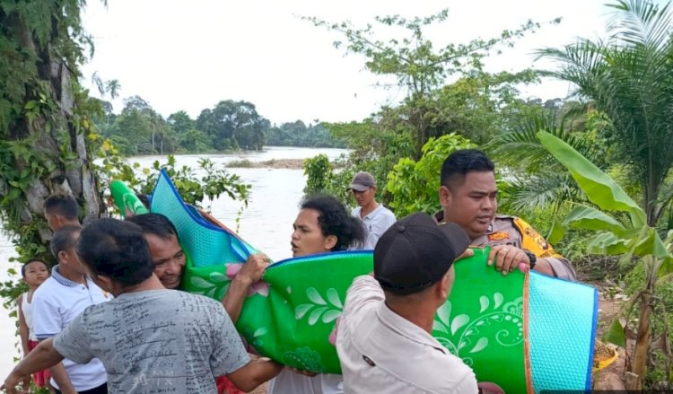 Warga bersama Polisi tengah mengevakuasi korban tenggelam.(dok.Polres Musi Rawas)