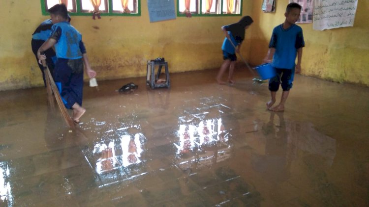 Murid SD Negeri 1 Lesung Batu, Kecamatan Rawas Ilir, Kabupaten Muratara, mulai membersihkan ruang kelas dari lumpur yang dibawa oleh banjir bandang. (dok. Dinas Pendidikan Muratara)