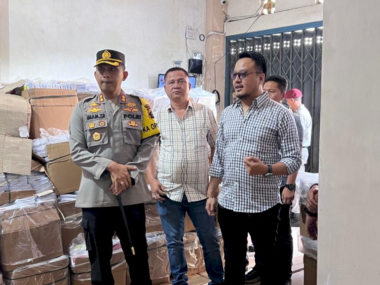 Kapolres didampingi Ketua KPU OKU saat mengecek logistik Pemilu di Gudang KPU OKU, Selasa (16/1). (dok/ Humas Polres OKU)
