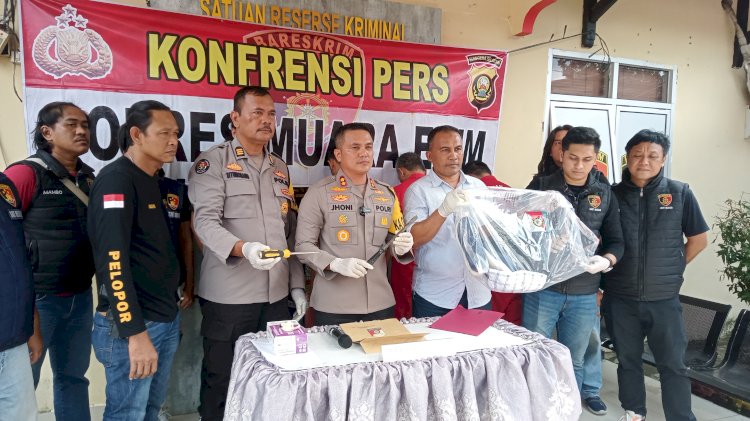 Kapolres Muara Enim, AKBP Jhoni Eka Putra memperlihatkan barang bukti yang berhasil diamankan (Noviansyah/RMOLSumsel.id)