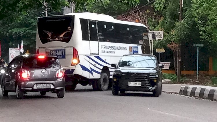 Salah satu bus karyawan milik perusahaan tambang yang beroperasi di Kabupaten Muara Enim. (ist/rmolsumsel.id)