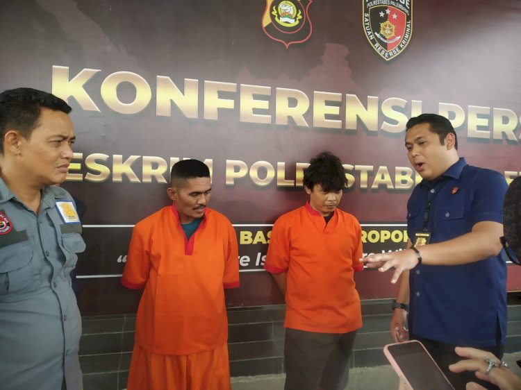 Dua pelaku pencurian saat dihadirkan dalam konferensi pers yang digelar Polrestabes Palembang. (ist/rmolsumsel.id)