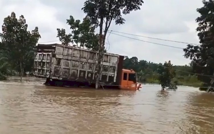 Tangkapan layar, sebuah dump truk terendam di jalan Servo Lintas Raya. (ist)