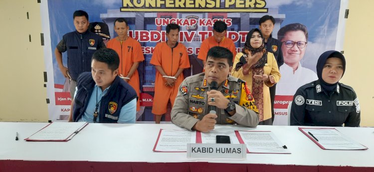  Kabid Humas Polda Sumsel Kombes Pol Sunarto saat memimpin pres rilis ungkap kasus pemilik tempat penyulingan minyak ilegal di Kabupaten Musi Banyuasin. (Fauzi/RMOLSumsel.id)