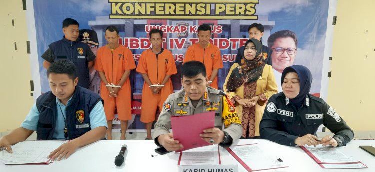 Kabid Humas Polda Sumsel Kombes Pol Sunarto didampingi Kasubdit Tipidter AKBP Bagus Suryo Wibowo saat merilis ungkap kasus pengangkutan batubara tanpa izin. (Fauzi/RMOLSumsel.id)