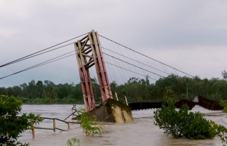 Jembatan gantung di Desa Kuripan selatan kecamatan Empat Petulai Dangku, Muara Enim putus akibat luapan air Sungai Lematang (dok. Warga)