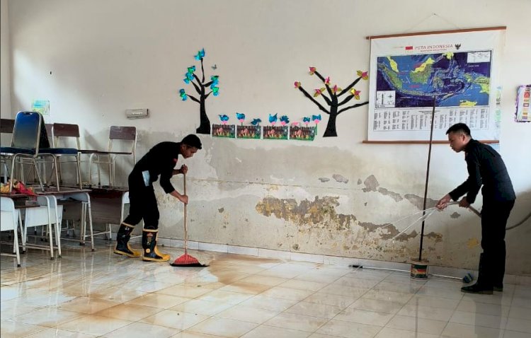 Anggota brimob ikut membantu membersihkan sekolah yang terendam banjir bandang setelah surut. (dok. Polres Muratara)