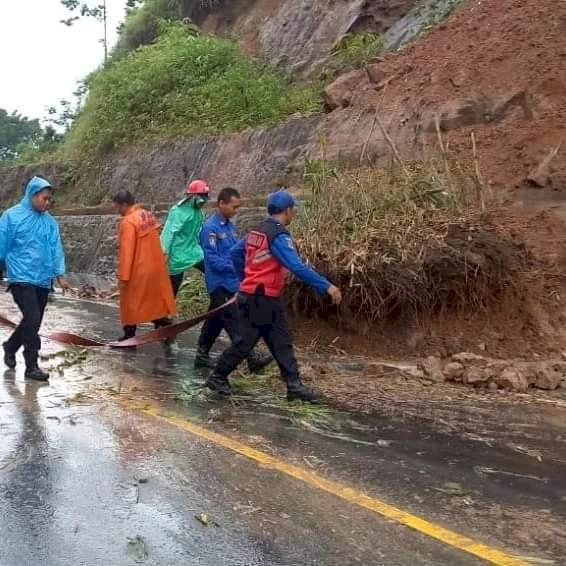 Kondisi longsor di ruas jalan Liku Lematang di Kecamatan Dempo Selatan, kota Pagar Alam. (Handout)