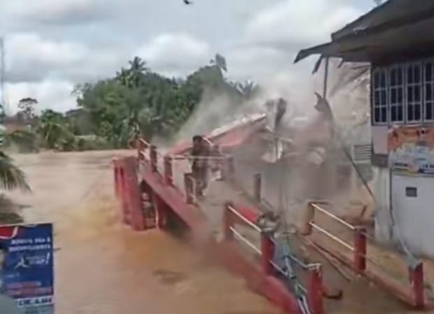 Jembatan Desa Lesung Batu,  Kecamatan Rawas Ulu,  Kabuparen Muratara putus akibat dihantam banjir.  (alam/rmolsumsel.id)