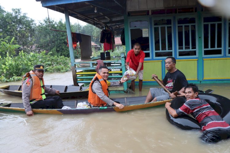 Kapolres Muara Enim AKBP Jhoni Eka Putra serahkan bantuan langsung kepada korban banjir (dok. Polres Muara Enim)