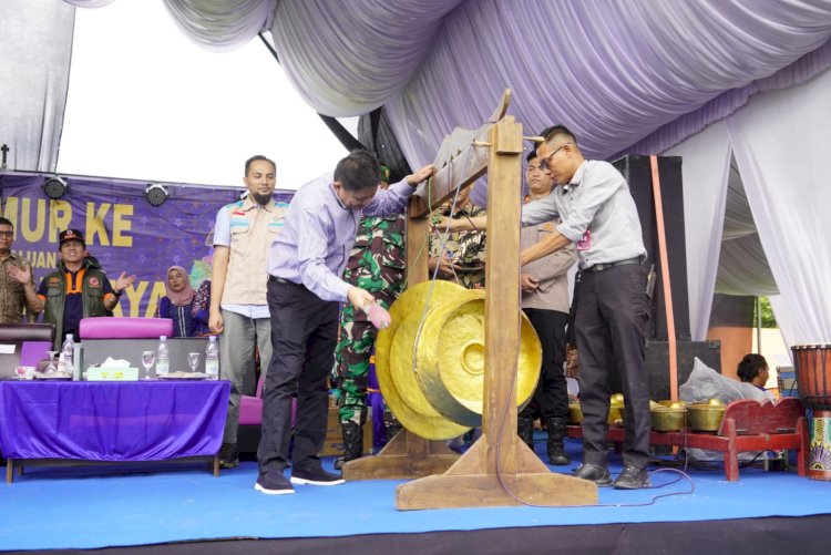 Bupati OKU Timur memukul gong tanda dibukanya Bazar UMKM, Rabu (17/1).(dok.Kominfo OKU Timur )