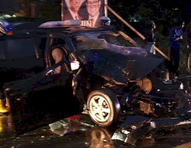 Mobil Daihatsu Sigra yang memabawa satu keluarga mengalami ringsek berat dalam insiden tabrakan maut di Jalan Palembang Betung. (ist/rmolsumsel.id)