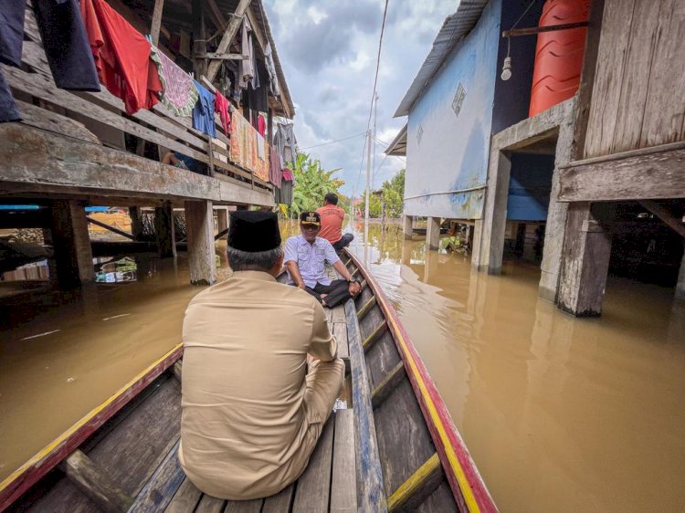 Pj Bupati Muba Apriyadi meninjau warganya yang terdampak banjir. (Kominfo Muba)