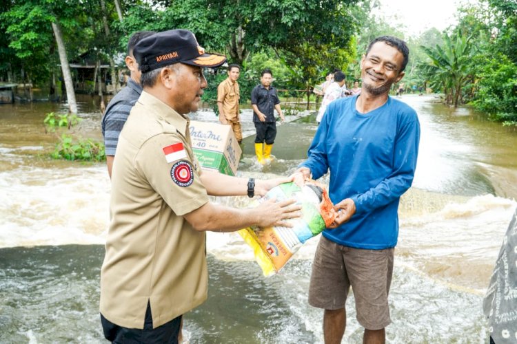 Pj Bupati Muba, Apriyadi Mahmud memberikan bantuan kepada warga Desa Bumi Ayu yang menjadi korban banjir. (ist/rmolsumsel.id)