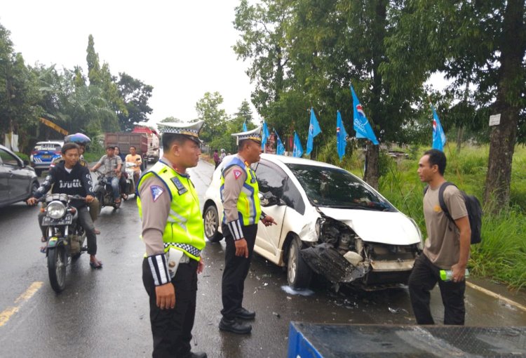 Satlantas Polres Lubuklinggau saat berada di lokasi kejadian kecelakaan.(dok. Satlantas Polres Lubuklinggau)