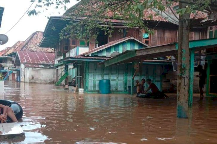 Kondisi banjir di Desa Pauh Kecamatan Rawas Ilir mencapai setinggi dada orang dewasa. (Alam/RMOLSumsel.id)