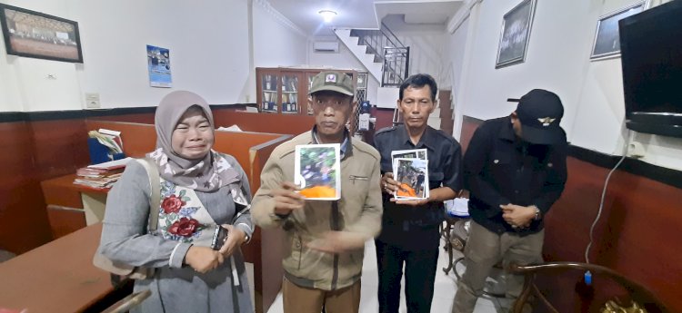Mamad (47) kerabat korban menujukkan foto evakuasi jenazah empat orang korban pembunuhan satu keluarga di Desa Lumpatan, Kabupaten Muba. (Fauzi/RMOLSumsel.id)