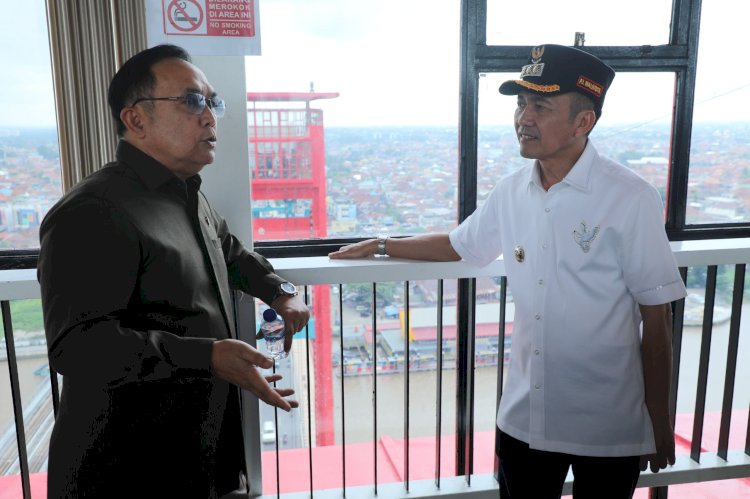  Pj Wali Kota Palembang, Ratu Dewa (kanan) bersama Anggota Komisi V DPR RI, Eddy Santana Putra (kiri) saat mengunjungi puncak menara Jembatan Ampera. (ist/rmolsumsel.id)