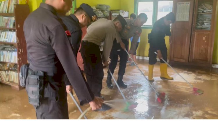 Anggota Samapta Polres Muratara dan Brimob Polda Sumsel melakukan pembersihan sekolah yang terdampak banjir di Muratara. (ist/rmolsumsel.id)