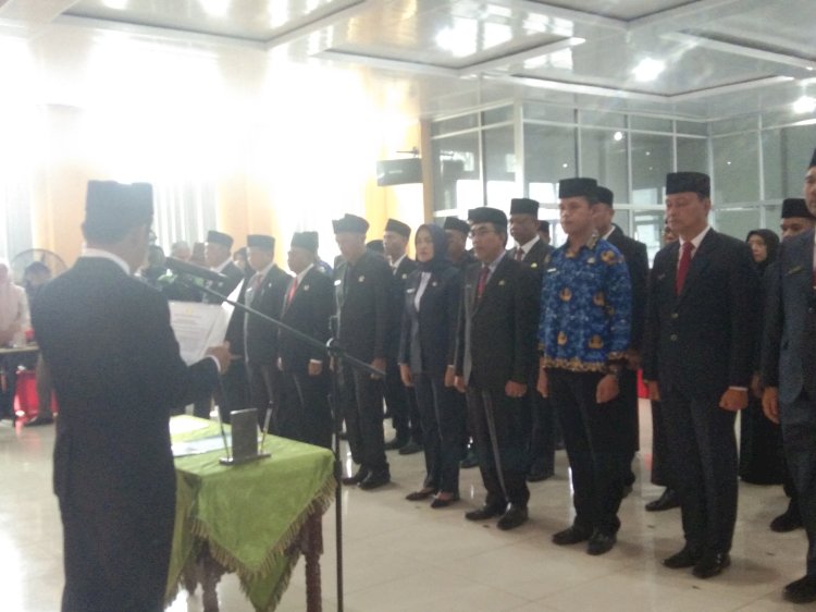 Pembacaan sumpah jabatan yang dipimpin Wakil Bupati Muratara, Inayatullah saat pelantikan 29 pejabat di lingkup Kabupaten Muratara. [R]