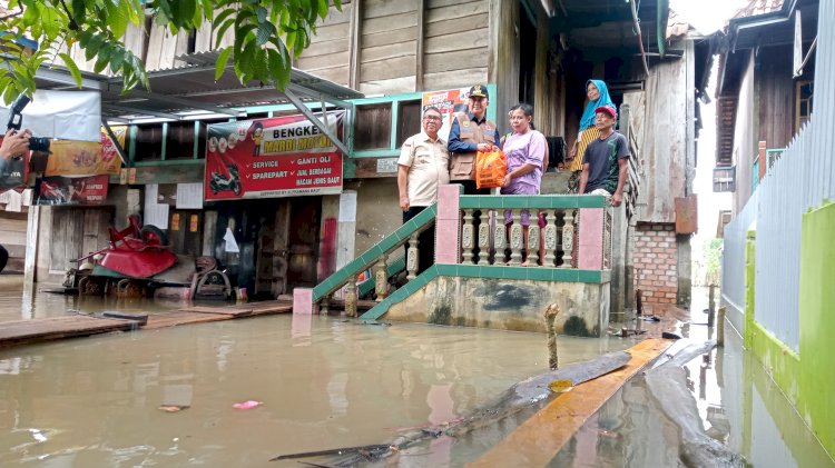 Pj Gubernur Sumsel, Agus Fatoni bersama Pj. Bupati Muara Enim Ahmad Rizali serahkan bantuan kepada korban terdampak banjir di desa Danau Rata Kecamatan Sungai Rotan, Muara Enim (Noviansyah/RMOLSumsel.id)