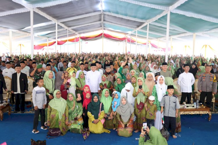 Bupati Enos foto bersama jamaah tablig akbar yang diselenggarakan oleh MUI OKU Timur, Jumat (19/1). (dok. Kominfo OKU Timur)